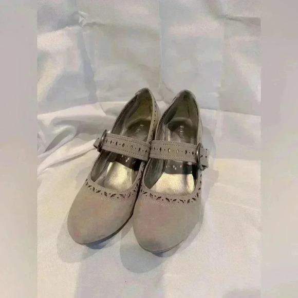 Michael Shannon Tan Heels with Elegant Design - Picture 1 of 16